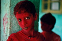 Roter Junge, Bombay, Indien