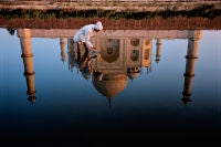 Mann und Taj Reflection, Agra, Indien