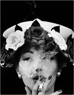 William Klein – Chapeau et 5 roses, Paris Vogue 1956 William Klein – Chapeau et 5 roses, Paris Vogue 1956