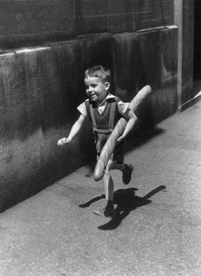 Le Petit Parisien - Photograph by Willy Ronis