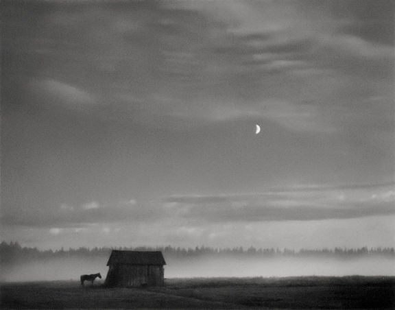 Pentti Sammallahti Landscape Photograph – Pyhäjärvi, Finnland (Pferd und Scheune)
