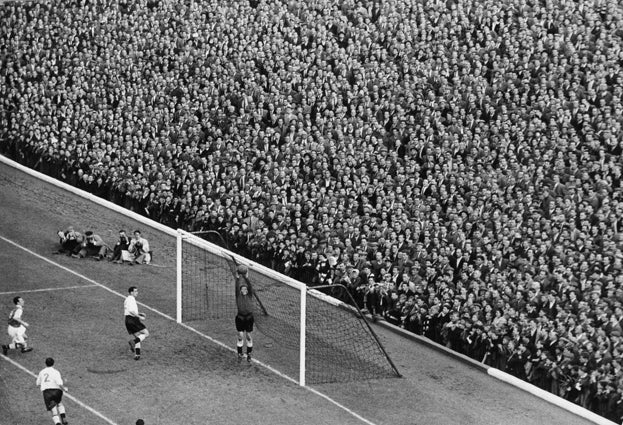 Stadium de Highbury, Angleterre, 1957 - Photograph de Marc Riboud