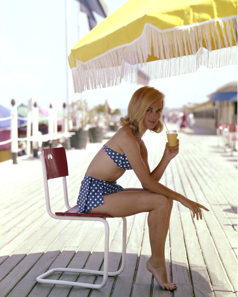 Georges Dambier Color Photograph - Pin up Deauville, 1959