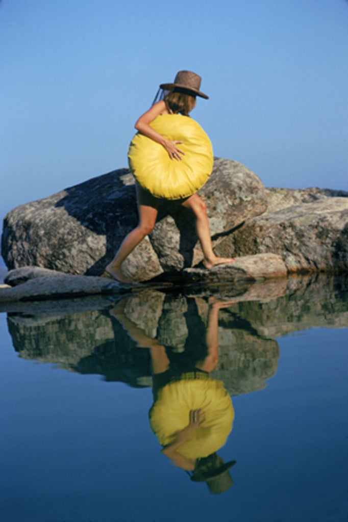 Slim Aarons Color Photograph - Finding a Spot (Limited Edition Estate Stamped)