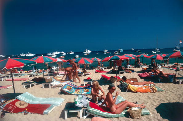 Landscape Photograph Slim Aarons - Beach at St Tropez (Pologne)
