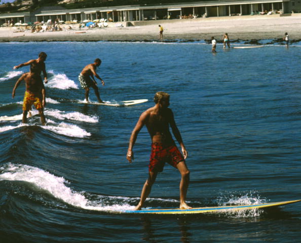 Figurative Photograph de Slim Aarons - Hermanos surfistas