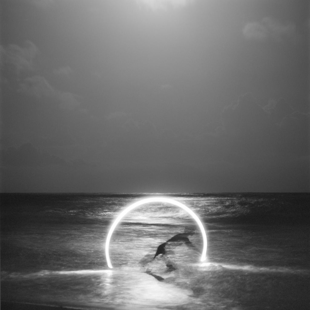 Black and White Photograph de Heather Boose Weiss - Rayo de Luna, fotografía de paisaje marino en blanco y negro