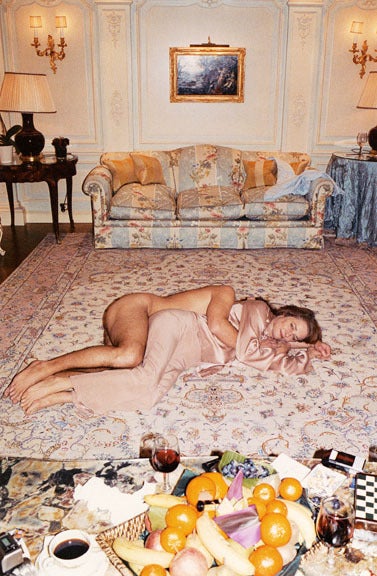 Portrait autoportrait de Louis XV n° 9 avec Charlotte Rampling, Paris 2004 - Photograph de Juergen Teller