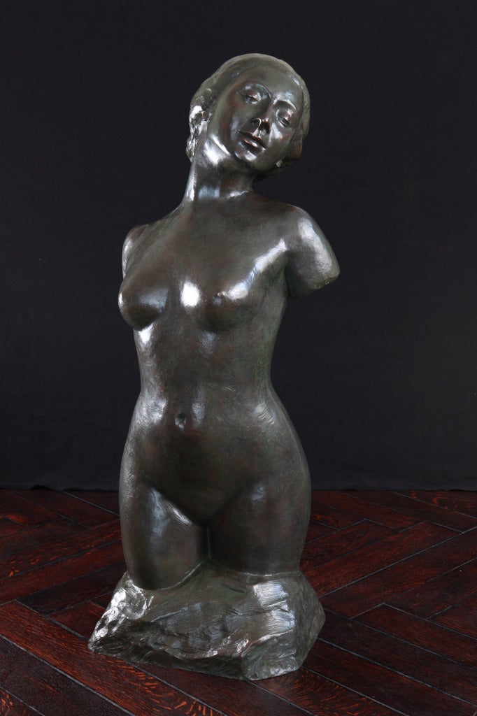 Aktplastik, ca. 1905 von Rudolf Kaesbach ( 1873-1955 ), Deutschland. Bronze mit brauner Patina. Unterzeichnet: R.KAESBACH
Höhe: 37,8 in ( 96 cm ), Breite: 14.57 in ( 37 cm )