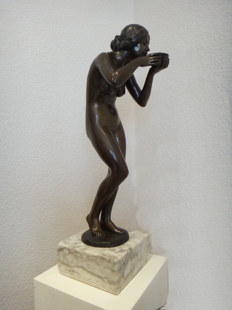 Skulptur eines Frauenaktes, 1922 von Victor Heinrich Seifert ( 1870-1953 ), Wien. Bronze auf Marmorsockel. 
Signiert auf dem Sockel: Victor H. Seifert. Höhe: 27.56 in ( 70 cm ), Breite: 8.07 in ( 20,5 cm ), Tiefe: 8.07 in ( 20,5 cm )