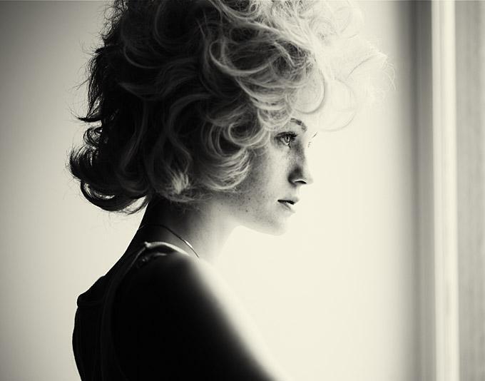 Portrait Photograph Guy Aroch - Sans titre - mannequin aux cheveux bouclés blonds devant une fenêtre