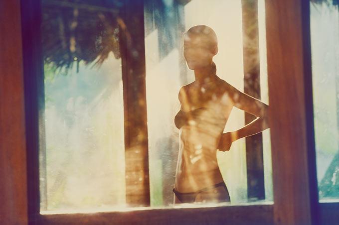 Guy Aroch Still-Life Photograph – Linda 5 - nacktes Modell, das vor dem Fenster steht und nach außen schaut