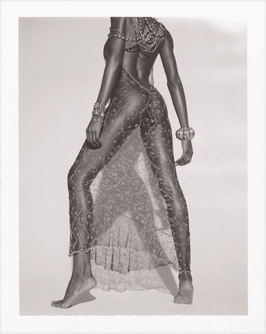 Bruno Bisang Nude Photograph – Youma Diakite, Mailand – Akt in transparentem Kleid, Kunstfotografie, 1998