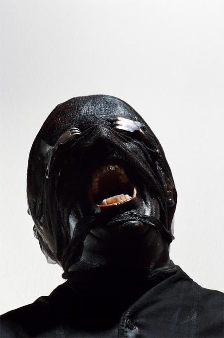 Miroir noir en forme de V - Photograph de Gottfried Helnwein