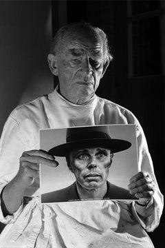 Arno Breker tenant une photo de Joseph Beuys