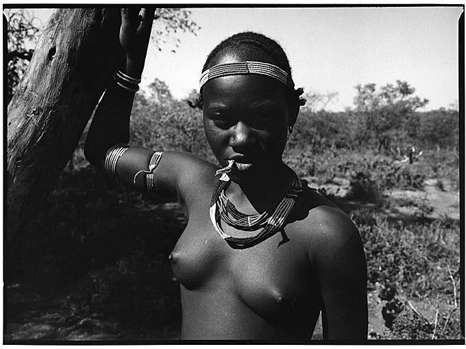 Joven mujer Banna, a un lado de la carretera, cerca de Demeka, Etiopía - Photograph de Christian Witkin