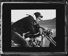 Brad Pitt – b&w-Porträt des Schauspielers auf einem Motorrad, Kunstfotografie 2005