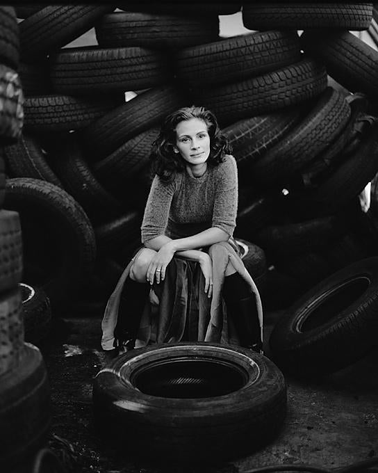 Portrait Photograph de Timothy White - Julia Roberts - Retrato de la Actriz Entre Neumáticos, Fotografía artística 1998