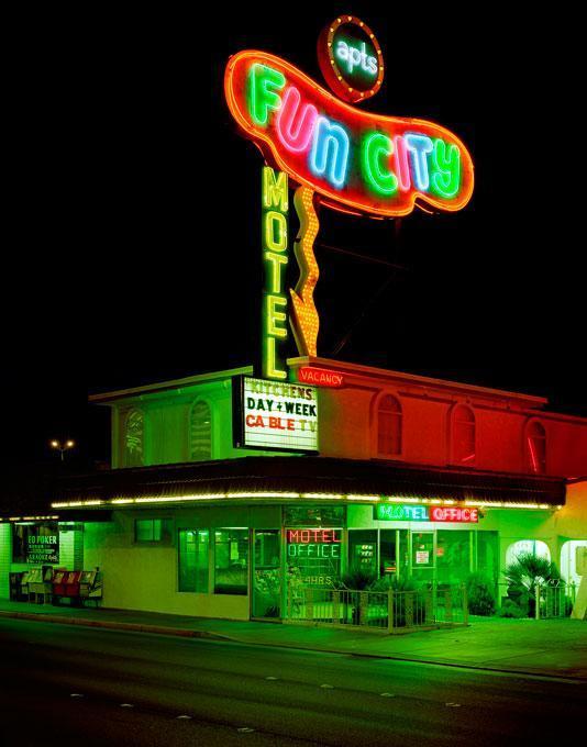 Color Photograph Albert Watson - Fun City, Las Vegas - Motel sur la banlieue avec enseignes au néon