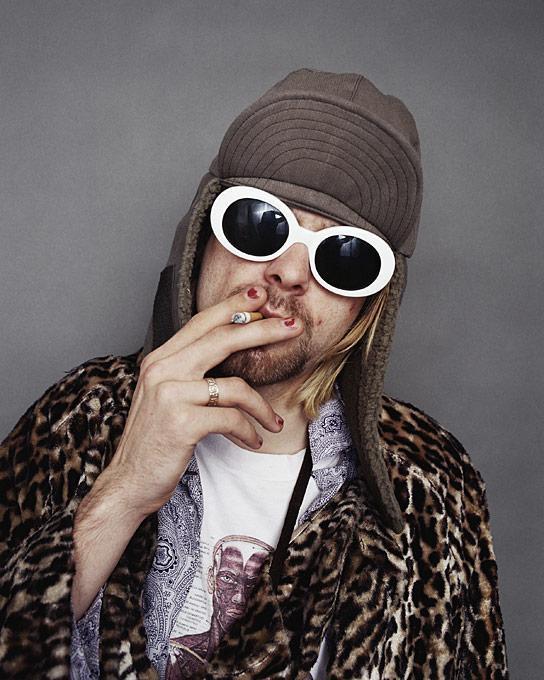 Portrait Photograph Jesse Frohman - Kurt Cobain fumant - Portrait du Singer de Nirvana avec lunettes de soleil et cigarette 