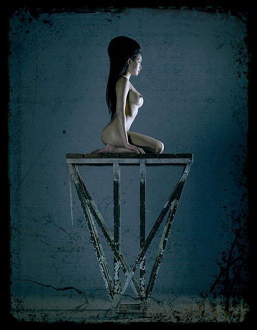 Andreas H. Bitesnich Color Photograph – „Erotic Nude #4268“ – Akt in Blau auf einer Plattform, Kunstfotografie, 2010