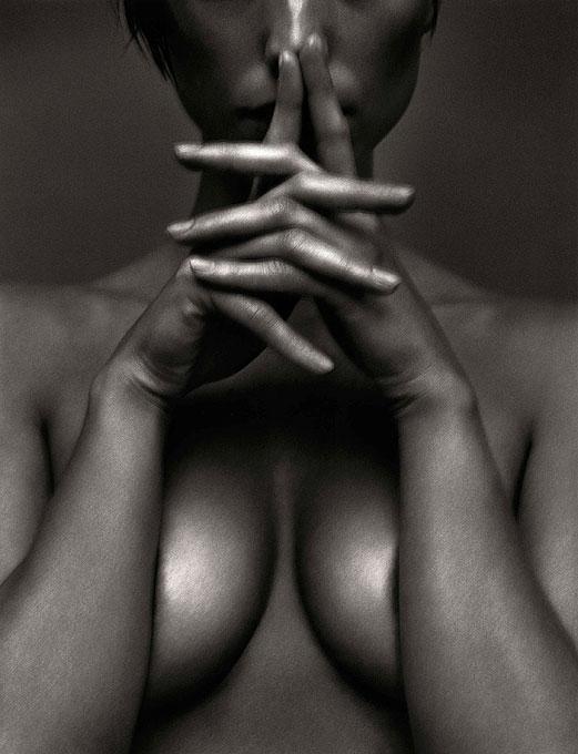Nude Photograph de Andreas H. Bitesnich - Judith II, Viena - Desnudo de cerca en blanco y negro, Fotografía artística, 1997