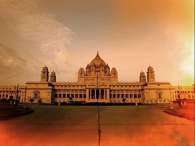 Andreas H. Bitesnich Landscape Photograph - Umaid Bhawan Palace, Jodhpur 2007 - the building in orange 