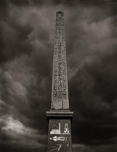 Paris - Vue de la ville en noir et blanc avec des nuages à l'arrière