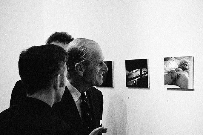 Black and White Photograph di Alison Jackson - Il principe Philipp guarda Marilyn - Deep Fake, Fotografia d
autore