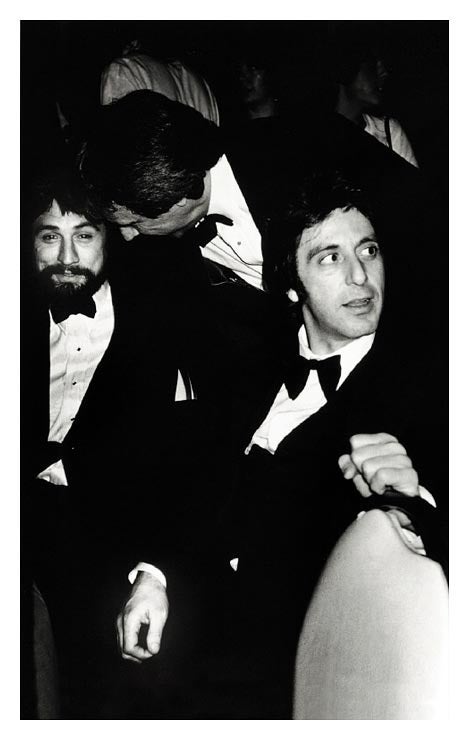 Roxanne Lowit Portrait Photograph – Robert De Niro und Al Pacino, NY 1982 – die sitzenden Männer in Anzügen 