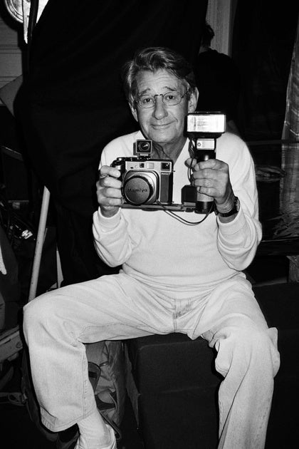 Portrait Photograph Roxanne Lowit - Helmut Newton, Paris - célèbre photographe tenant un appareil photo en b&w