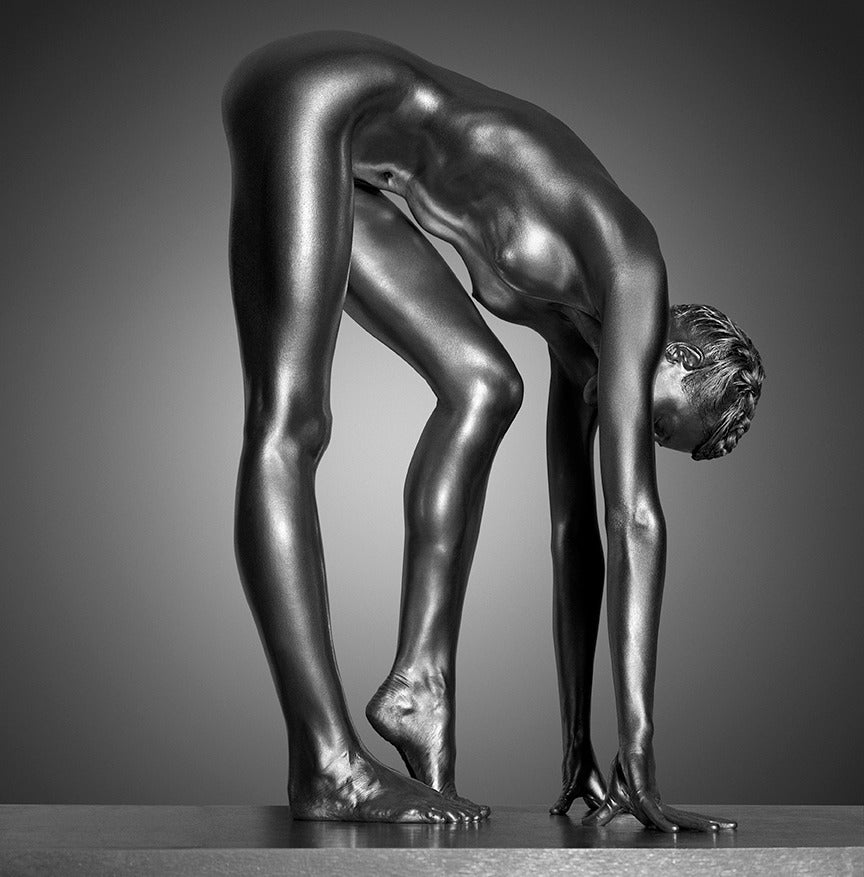 Guido Argentini Nude Photograph – Aglaea - Nadelmodell, nach vorne gebogen in Silber in einer Pose