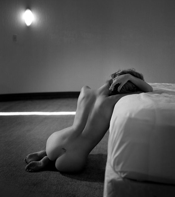 Guido Argentini Nude Photograph – Wage es, die Dinge auf deine Art zu sehen - Nacktmodell lehnt sich gegen das Bett und entblößt ihren Rücken