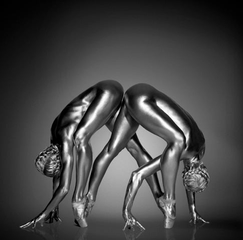 Guido Argentini Nude Photograph – Von der Natur geführt werden - nude silver dancers, Kunstfotografie, 2008