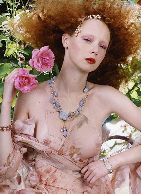 Iris Brosch Color Photograph – Rotes Haar #2 – halb-nacktes Porträt mit Blumen, Kunstfotografie, 2004