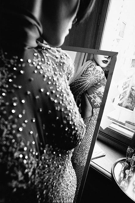 Black and White Photograph Gérard Uféras - Jean-Paul Gaultier Haute Couture printemps-été 2000, Paris, miroir modèle