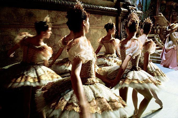 Still-Life Photograph Gérard Uféras - Le Ballet de l'Opra National de Paris III - les danseurs avant la performance