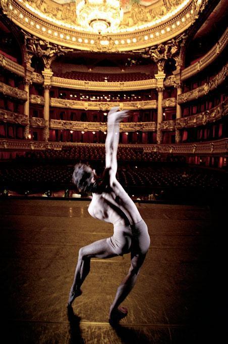 Der Elefant Phavorin in Orphe et Eurydike"" , Ballett tanzender Mann  – Photograph von Gérard Uféras