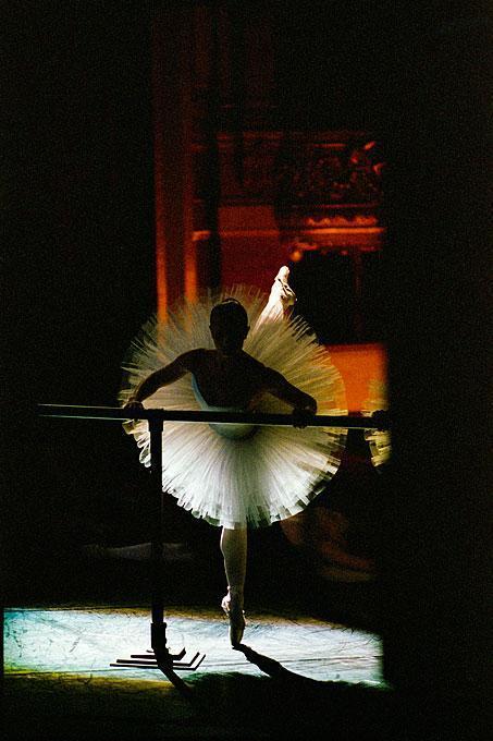 Gérard Uféras Color Photograph – Sandrine Marache dans ""Etudes" von Harald Lander, Ballett de l' Opera National 