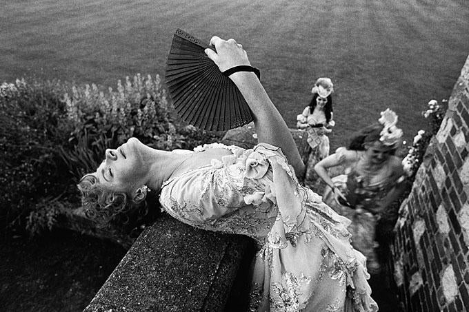 Gérard Uféras Black and White Photograph - Suzanne Johnston, Cosi fan Tutte" de Mozart, woman with fecher in white dress
