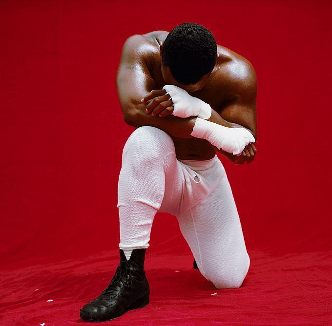 Michel Comte Color Photograph – Mike Tyson – Porträt der Boxlegend auf seinen Knien