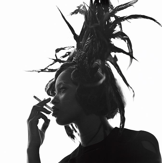 Michel Comte Portrait Photograph – Naomi Campbell, Vogue Italia II – Porträt des Supermodels 