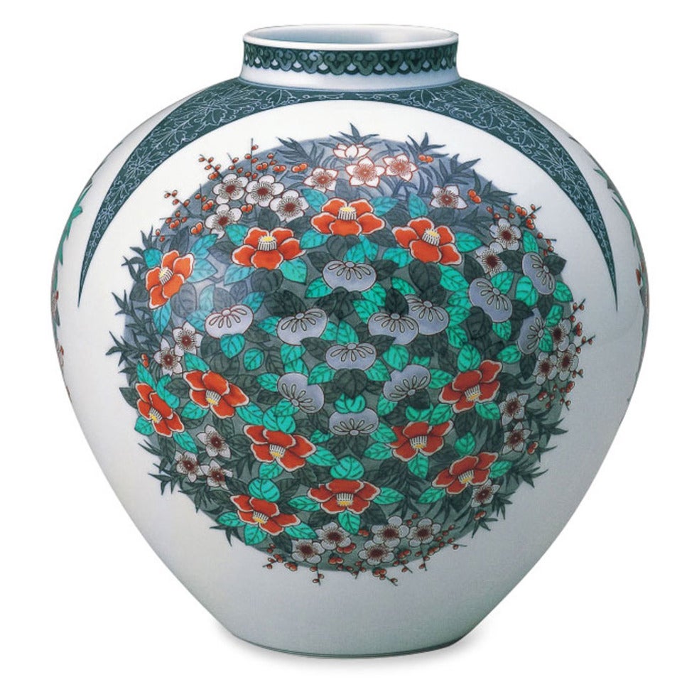 Vase with four seasons flowers patterns - Sculpture by Imaemon XIV Imaizumi