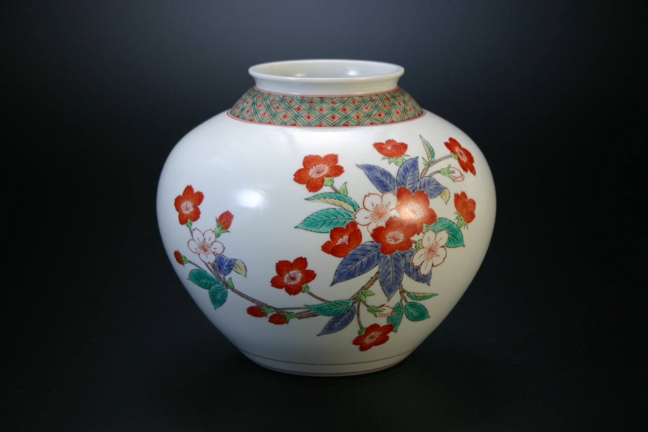 Nigoshide white vase with cherry blossom patterns - Art by Kakiemon XIV Sakaida