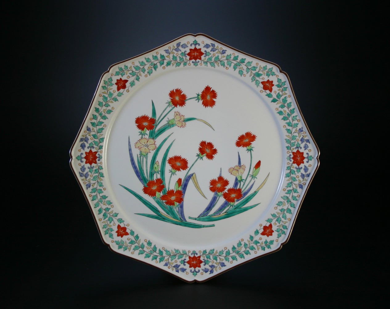 Nigoshide white plate with dianthus patterns - Sculpture by Kakiemon XIV Sakaida