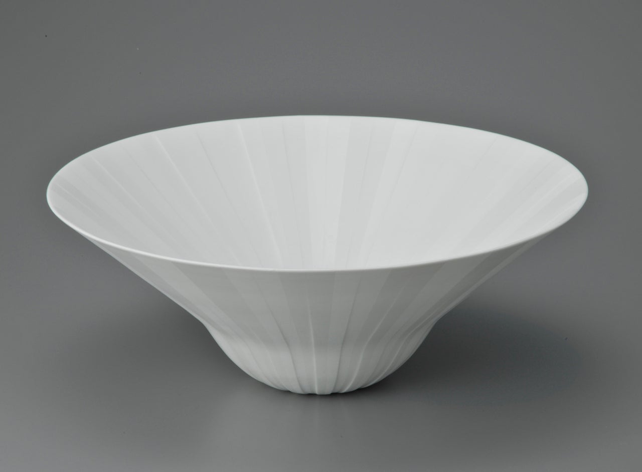 Silky White Vase - Jewel Line - Sculpture by Hisaki Shomura