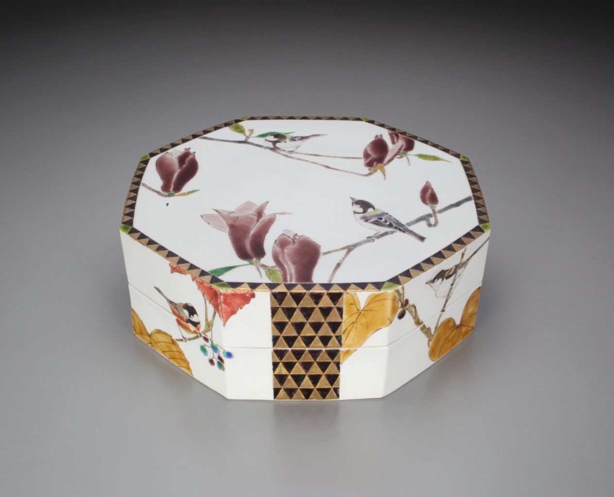 Octagonal box with wild bird designs - Art by Makoto Takahashi