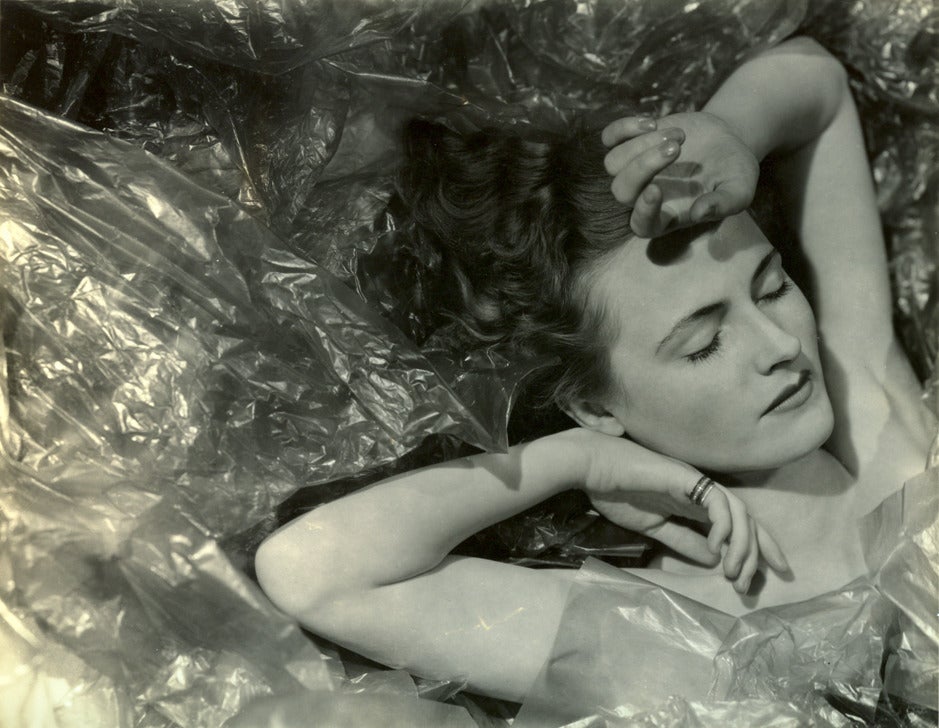 Figurative Photograph George Platt Lynes - Barbara Harrison Wescott endormie.