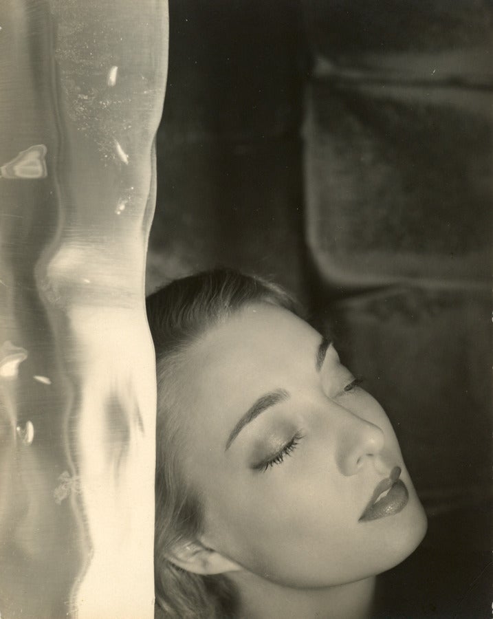 George Platt Lynes Black and White Photograph – Elizabeth Gibbon schlafend.