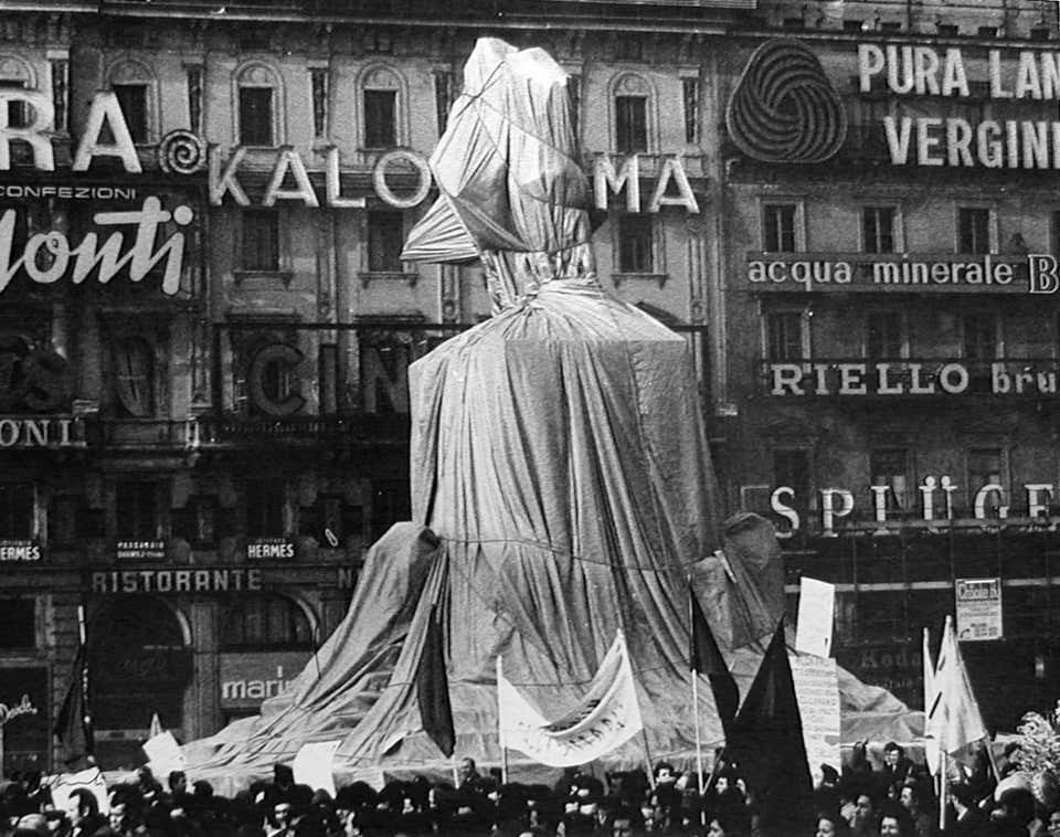 Christo's Wrapped Monument to Vittorio Emanuele - Installation, Building